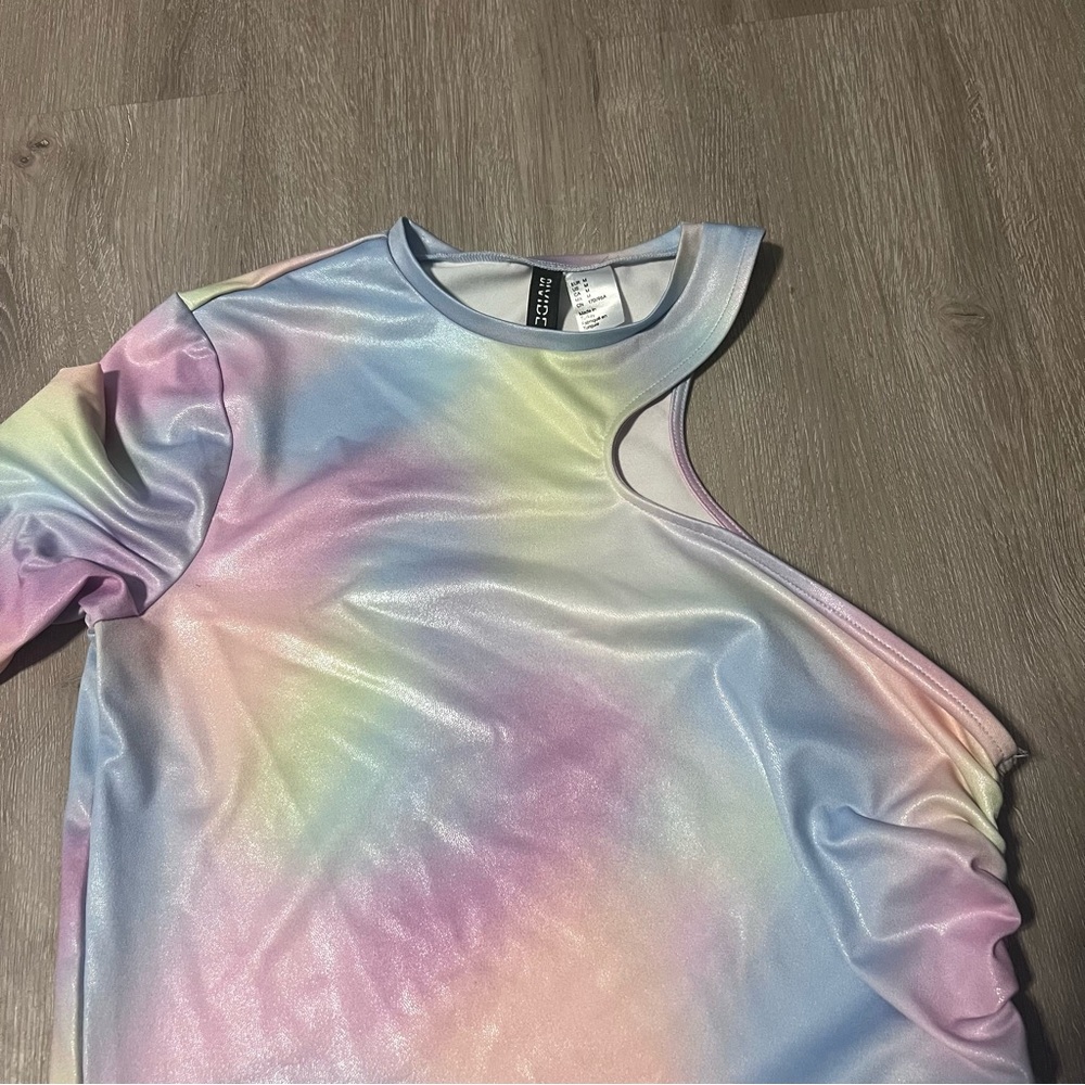 🍒Divided by H&M Iridescent Tie-Dye Cut-Out Top Size M - Picture 3 of 5